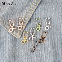 【YF】 Miss Zoe Stethoscope Brooch Pins Pink Gun Collar Corsage Doctors Student Graduation