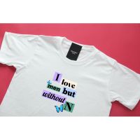 เสื้อยืดผ้าฝ้ายพิมพ์ลายขายดี 【HOT】l love men but without N (i love me)S-5XL