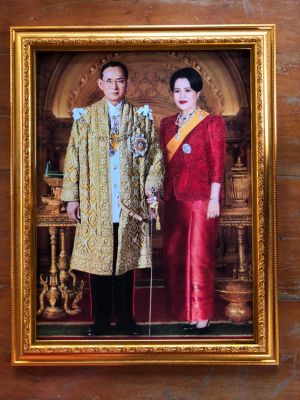 กรอบรูปมงคลรูปคู่รัชกาลที่ 9 กับราชินีชุดสีแดง กรอบรูปขนาด 18X23 นิ้ว ภาพมงคล เสริมฮวงจุ้ย ตกแต่งบ้าน ของขวัญ ของที่ระลึก
