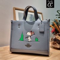 (from Factory) CE849 x PEANUTS DEMPSEY TOTE 22 IN SIGNATURE CANVAS WITH SNOOPY SKI MOTIF