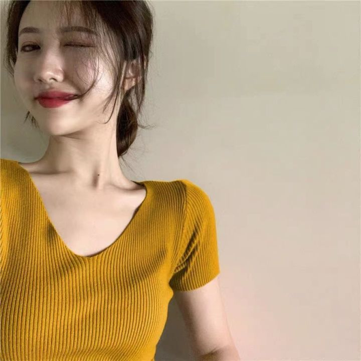 เสื้อยืดรัดรูปผ้าไหมน้ำแข็งคอวีเสื้อสีพิเศษสั้นสำหรับผู้หญิงสไตล์เกาหลีฤดูร้อนเสื้อกล้ามนักเรียน