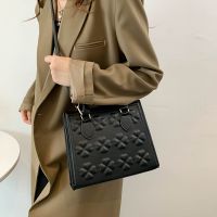 [COD] Textured bag womens autumn and winter 2022 new fashion casual portable square simple ribbed shoulder Messenger