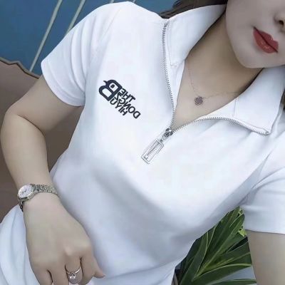 100กก. เสื้อฉบับภาษาเกาหลีแขนสั้นสีขาวมีซิปพิมพ์ลาย Logo Huruf เสื้อยืดมีปกได้แสดงถึง KAOS Kerah Berdiri ที่เพรียวบางเสื้อเชิ้ตโปโลสตรีต่างประเทศ