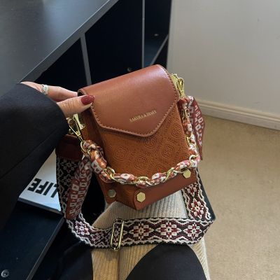 [COD] shoulder rivet mobile phone bag female 2022 new contrast messenger autumn and winter coin purse