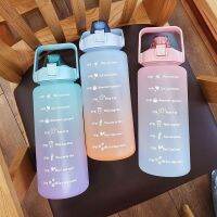 【ให้ความร้อนเร่าร้อน】ขวดน้ำความจุสูง2L พร้อมโบอีสเกลเวลาแก้วแช่แข็งเตือนความจำพร้อมสติ๊กเกอร์น่ารักสำหรับการออกกำลังกายกลางแจ้ง