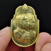 เหรียญที่ระลึกคู่บารมี เนื้อกะไหล่ทอง ในหลวงรัชกาลที่ 9 และพระบรมราชินีนาถ เป็นเหรียญที่ระลึกที่มีความสวยสดงดงามและเป็นมงคลมาก