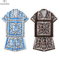 (สีกากีสีดำ) Valentino เสื้อเชิ้ตผู้ชาย + กางเกงขาสั้นคุณภาพสูงชุดฤดูร้อนของผู้ชายชุดสูทแขนลำลองขาสั้นแฟชั่นของผู้ชายใหม่2023สไตล์ตามท้องถนน