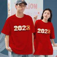 【New】เสื้อยืดแขนสั้น สีแดง แฟชั่นปีใหม่ สําหรับผู้หญิง และผู้ชาย 2023