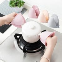 1Pc Silicone Heat Resistant Gloves Clips Insulation Non Stick Anti-slip Pot Bowel Holder Clip Cooking Baking Oven Mitts Potholders  Mitts   Cozies