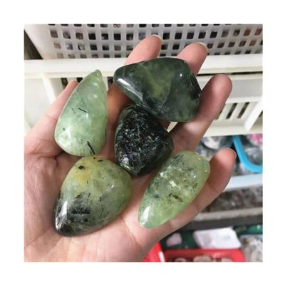 หินธรรมชาติแกะสลักสีเขียว Prehnite Tumbled จักระผลึกหินการรักษาสำหรับตกแต่ง