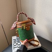 [COD] 2022 new womens bag presbyopic bucket light luxury barrel messenger texture contrast