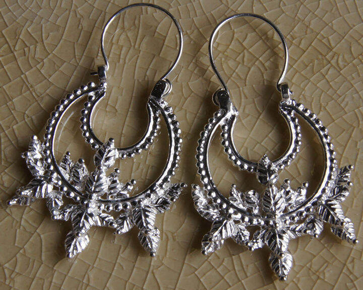 thai-design-earrings-flower-sterling-white-silver-925-ลวดลายไทย-น่ารักทำจากมึอลวดลายไทยตำหูเงินสเตอรลิงซิลเวอร-ขาว-สวยของฝากที่มีคุณค่างาม