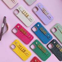 【อิเล็กทรอนิคส์ส่องแสง】เคสโทรศัพท์หนังจระเข้หรูหราแบบสั่งทำได้สำหรับ Iphone 14 14ProMax 14บวก13Promax 13 12 11กรอบโลหะที่มีเสน่ห์มีตัวอักษรโลหะ