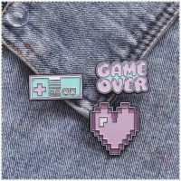 【สต๊อกพร้อมแล้ว】★Game Over-การ์ตูนเข็มกลัดอัลลอยสีชมพูน่ารัก1ชิ้นแฟชั่น Doodle กระเป๋าเป้สะพายหลังเคลือบเข็มกลัดเข็มกลัดกลม