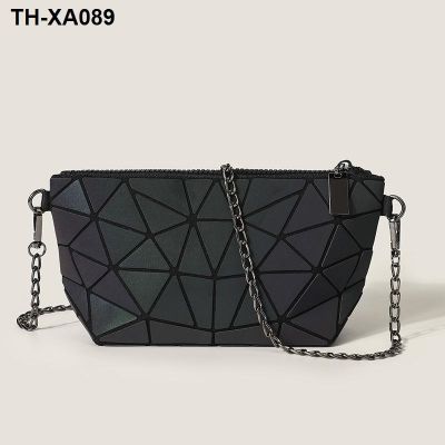The new spring and summer 2023 female bag bag of geometric ling luminous laser single shoulder hand bag worn chain cosmetic bag