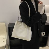 【Hot Sale】 2023 new style foreign high-end niche design one-shoulder Messenger bag retro casual large-capacity tote womens