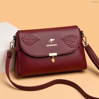 ?handbag branded กระเป๋าสตรีวัยกลางคนและผู้สูงอายุ 2022 ใหม่กระเป๋าสะพายไหล่ลายนูนหนังนิ่มทุกคู่เทรนด์กระเป๋าสะพายข้างสตรีวัยกลางคน