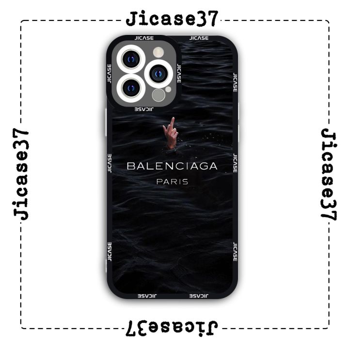 Balenciaga gửi thư mời khách bằng iPhone 6 dùng màu quốc kỳ Ukraine chủ  đạo trong show diễn