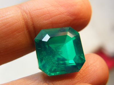 พลอย columbiaโคลัมเบีย Green Doublet Emerald มรกต very fine lab made OCTAGON shape 20x20 มม mm...32 กะรัต 1เม็ด carats . รูปสี่เหลี่ยม (พลอยสั่งเคราะเนื้อแข็ง)