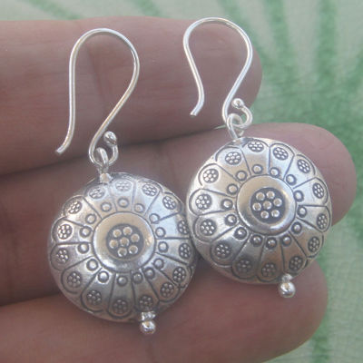 Circle very nice earrings pure silver Thai Karen hill tribe ลวดลายไทยสวยงามไทยตำหูเงินกระเหรี่ยงทำจากมือชาวเขางานฝีมือสวยของฝากที่มีคุณค่าของฝากถูกใจ มีคุณค่า