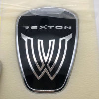 Original 7992408D00 Rexton โลโก้ Tuning Quarter Emblem สำหรับ Ssangyong Rexton W 2006 -2013 OEM 7992408D00