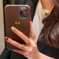 【Small M trend phone case】เคสแข็งหนังวินเทจตัวอักษรชื่อการปรับแต่งส่วนบุคคลสุดหรูสำหรับ Iphone 14 13 Pro Max 12 11 XR 7 8 Plus ฝาปิด SE