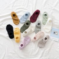 【Sock shop】10คู่ผู้หญิงซิลิโคนลื่นถุงเท้าที่มองไม่เห็นฤดูร้อนสีทึบตาข่ายข้อเท้าถุงเท้าเรือหญิงรองเท้าแตะผ้าฝ้ายไม่มีแสดงถุงเท้า