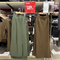 UNIQLO เสื้อสเวตเตอร์คอเหลี่ยมสำหรับผู้หญิงกระโปรงไหมพรมยึดโครงสำหรับฤดูใบไม้ผลิห้องลองเสื้อ452646/452647