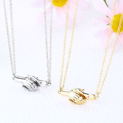 2021 Fashion 2Pcs Hold Hands Magnetic Couple Necklace Lovers Hand in Hand Pendant Necklace for Women Men Fashion Jewelry Gift