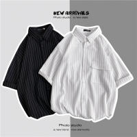 2 สี【M-3Xl】เสื้อเชิ้ตแขนสั้นลายทางโอเวอร์ไซส์แฟชั่นฤดูร้อนสําหรับผู้ชาย QC8191654