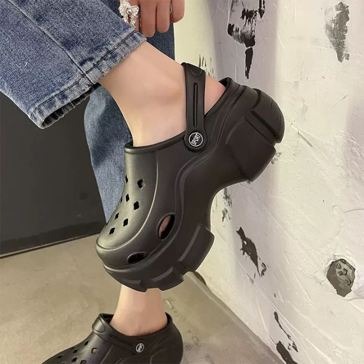 new-style-รองเท้ามีรูส้นสูงผู้หญิงหน้าร้อน-ins-อินเทรนด์-2023-ใหม่แฟชั่นใส่ด้านนอกเพิ่มความสูงรองเท้าแตะชายหาดเป่าโถวระบายอากาศ