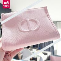 ? ของแท้ส่งไว ?    Dior pink makeup bag VIP gift bag   #กระเป๋าเครื่องสำอางค์ Dior สีชมพู    ขนาด 6*11*16.5 CM.  กระเป๋าทรงสวย สีชมพูอ่อน น่ารัก