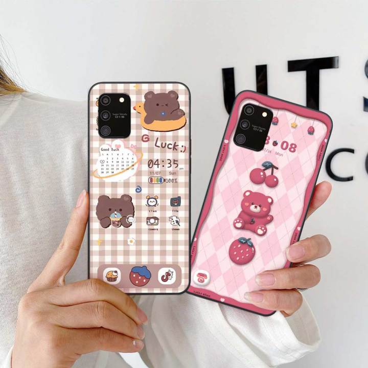 Ốp lưng Samsung S10 Lite hình nền gấu nâu cute mang đến cho chiếc điện thoại của bạn sự trẻ trung, cá tính và đáng yêu. Đây sẽ là lựa chọn tối ưu cho những người yêu thích sự nổi bật và khác biệt. Hãy truy cập ngay để sở hữu ngay sản phẩm này.