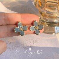 [COD] Klein Blue is exquisite retro gentle and elegant showing white Klein blue flower earrings/ear clips