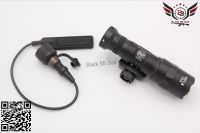 ไฟฉายติดปืน ยี่ห้อ Surefire รุ่น M300B  คุณสมบัติ : #ทำจากวัสดุ อลูมิเนียม6061 #ระดับความสว่าง 400 Lumen #มาตรฐานกันน้ำระดับ IP7 (กันน้ำลึก1เมตร นาน30นาที) #มาพพร้อมสายหางหนูในชุด  ใช้ถ่านขนาด CR123A จำนวน1ก้อน(ใส่จากด้านหัว)  มี2สีให้เลือก #สีดำ  #สีทราย