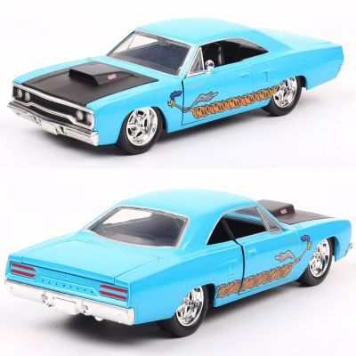 Jada 1:24 1970 Plymouth Roadrunner Coyote High Simulation Diecast Car Metal Alloy Model Car Gift Collection