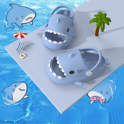 ใหม่ รองเท้าแตะการ์ตูนฉลาม 3D กันลื่น สําหรับเด็กชายและเด็กหญิง (ที่มีสายคล้อง)