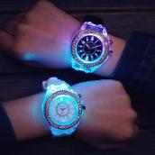 (Hot 2019) Đồng hồ cặp đôi nam nữ Geneva G06 thời trang dây cao su cao cấp ,có phát sáng Led 7 màu vào ban đêm