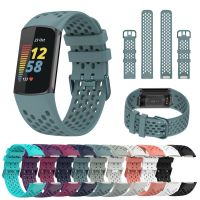 สายคล้องคอสําหรับ Fitbit Charge 5 Smart Watch Band Sports Breathable Strap สายรัดข้อมือซิลิโคนสําหรับ Fit Bit Charge 5 อุปกรณ์เสริมสร้อยข้อมือ