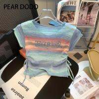 PEAR DODO เสื้อผู้หญิงแขนสั้นมีสายรูดลายทางสีรุ้งตัวอักษรเกาหลี