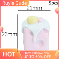 Ruyie 5ชิ้นทำจากเรซินน่ารักปลอมของหวานจำลองมาการองชีสเค้กตุ๊กตาตกแต่งบ้านตุ๊กตาพวงกุญแจเครื่องประดับจี้