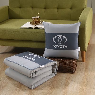 หมอนผ้าห่ม ผ้าโพลีเอสเตอร์ ลายโลโก้ Toyota ให้ความอบอุ่น สําหรับเบาะรถยนต์