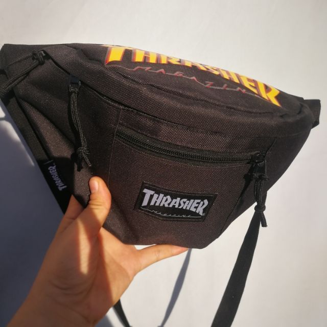 กระเป๋า-คาดอก-thrasher-ทรงโค้ง-สกรีนด้านบน