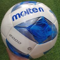 MOLTEN F4A2000 ลูกฟุตบอล ลูกฟุตบอลหนังเย็บ เบอร์4 หนังนิ่ม ของแท้ 100% รุ่นใหม่ แถมเข็มสูบลมและตาข่ายใส่บอล