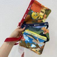 Lesportsac 2023 2023สินค้าใหม่การ์ตูนวางตำแหน่งพิมพ์ชุดสามชิ้นกระเป๋าถือกระเป๋าใส่โทรศัพท์มือถือแบบถอดได้กระเป๋าใส่เหรียญกระเป๋าผู้หญิงน่ารัก3455