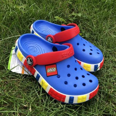 Crocs เลโก้ รองเท้าแตะลายหาด สำหรับเด็กผู้ชายและเด็กผู้หญิง