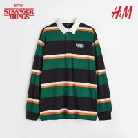 H&amp;M x Stranger Things เสื้อเชิ้ตรักบี้ผ้าคอตตอนยืด ทรงหลวม มีปก