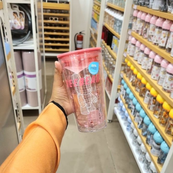 miniso-qee-ขวดน้ําพลาสติก-สีชมพูไฟฟ้า-พร้อมหลอดดูด