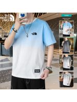 ♕ทัน❧Thenorthfaceลูกน้องเสื้อยืดแขนสั้นสำหรับผู้ชาย,เสื้อยืดผู้ชายฤดูร้อนใหม่สไตล์ฮ่องกงหลวมสบายไล่ระดับเสื้อยาวปิดถึงก้น