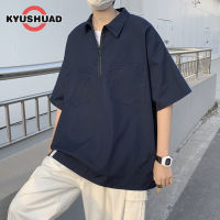 KYUSHUAD เสื้อโปโลมีซิปสำหรับผู้ชาย เสื้อคอโปโลแขนสั้นแบบญี่ปุ่นเสื้อยืดลำลองสีทึบหลวม